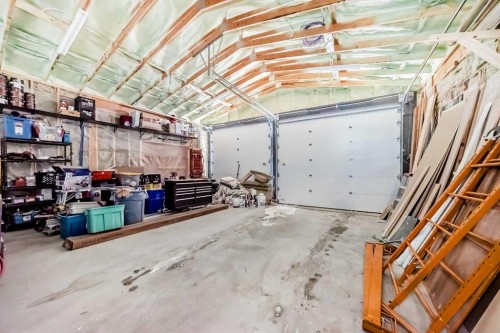 31 Fenton Road Se, Calgary, AB - Indoor Photo Showing Garage