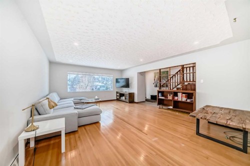 31 Fenton Road Se, Calgary, AB - Indoor Photo Showing Living Room