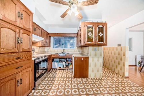 31 Fenton Road Se, Calgary, AB - Indoor Photo Showing Kitchen