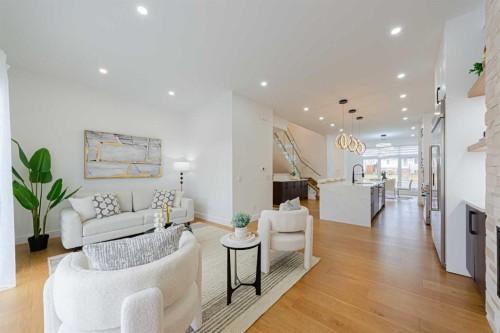 5003 21 Avenue Nw, Calgary, AB - Indoor Photo Showing Living Room