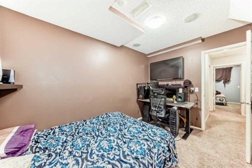 244 Saddlebrook Point Ne, Calgary, AB - Indoor Photo Showing Bedroom