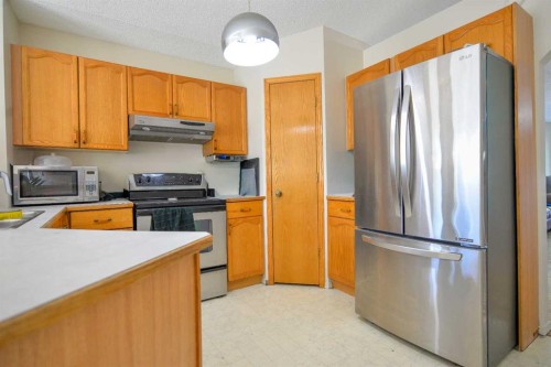 152 Valley Meadow Close Nw, Calgary, AB - Indoor Photo Showing Kitchen