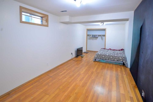 152 Valley Meadow Close Nw, Calgary, AB - Indoor Photo Showing Bedroom