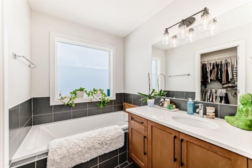 280 Precedence View, Cochrane, AB - Indoor Photo Showing Bathroom