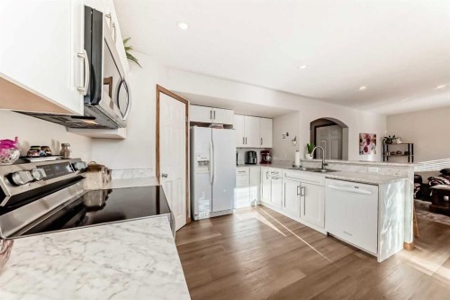 51 Everstone Boulevard Sw, Calgary, AB - Indoor Photo Showing Kitchen With Upgraded Kitchen