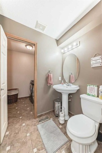 51 Everstone Boulevard Sw, Calgary, AB - Indoor Photo Showing Bathroom