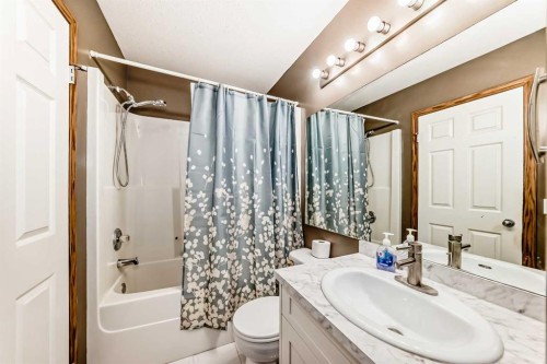 51 Everstone Boulevard Sw, Calgary, AB - Indoor Photo Showing Bathroom