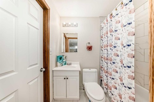 51 Everstone Boulevard Sw, Calgary, AB - Indoor Photo Showing Bathroom
