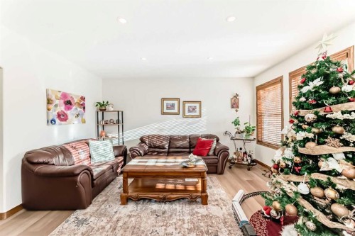51 Everstone Boulevard Sw, Calgary, AB - Indoor Photo Showing Living Room