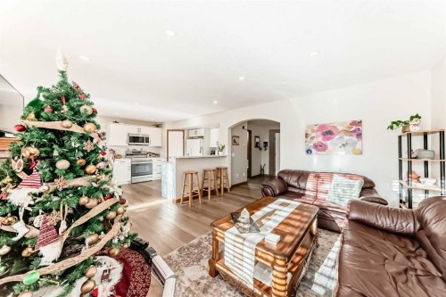 51 Everstone Boulevard Sw, Calgary, AB - Indoor Photo Showing Living Room