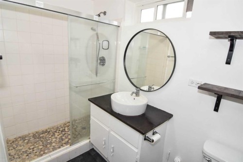 112 Woodvale Road Sw, Calgary, AB - Indoor Photo Showing Bathroom