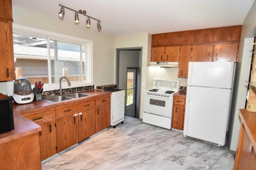 112 Woodvale Road Sw, Calgary, AB - Indoor Photo Showing Kitchen With Double Sink