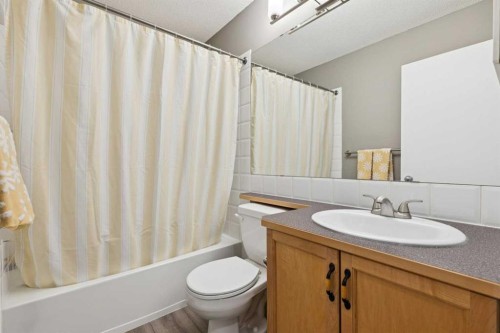 31 Prestwick Grove Se, Calgary, AB - Indoor Photo Showing Bathroom