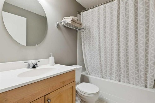 31 Prestwick Grove Se, Calgary, AB - Indoor Photo Showing Bathroom