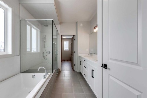554 Rivercrest View, Cochrane, AB - Indoor Photo Showing Bathroom