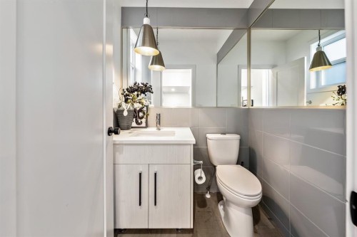 3316 41 Street Sw, Calgary, AB - Indoor Photo Showing Bathroom