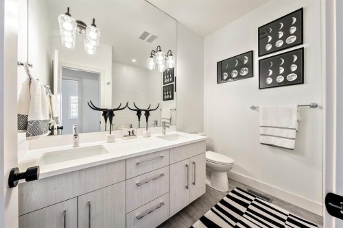3316 41 Street Sw, Calgary, AB - Indoor Photo Showing Bathroom