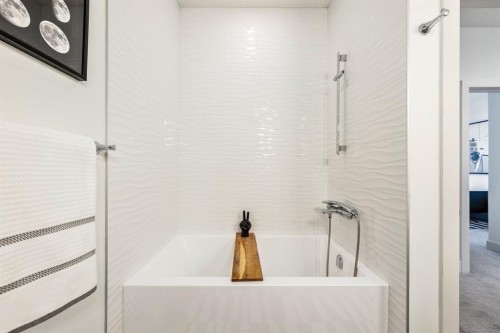 3316 41 Street Sw, Calgary, AB - Indoor Photo Showing Bathroom