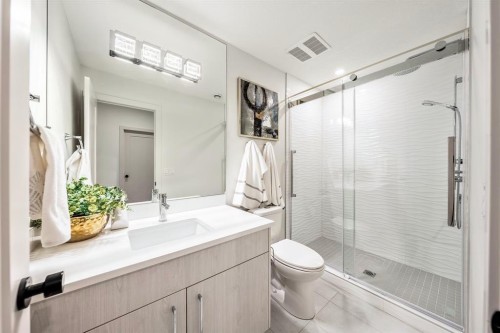 3316 41 Street Sw, Calgary, AB - Indoor Photo Showing Bathroom