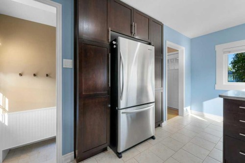 1131 15 Avenue Ne, Calgary, AB - Indoor Photo Showing Kitchen