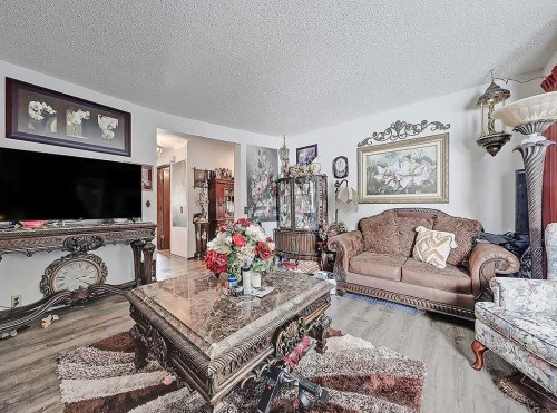 32 Sheppard Road Sw, High River, AB - Indoor Photo Showing Living Room