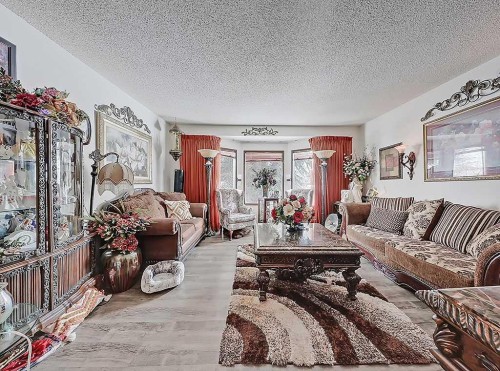 32 Sheppard Road Sw, High River, AB - Indoor Photo Showing Living Room