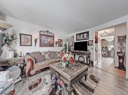 32 Sheppard Road Sw, High River, AB - Indoor Photo Showing Living Room