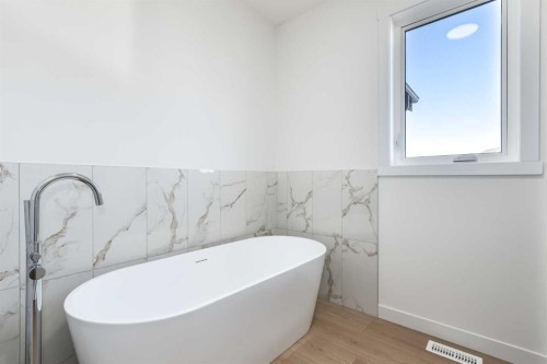 208 Monterey Bay Se, High River, AB - Indoor Photo Showing Bathroom