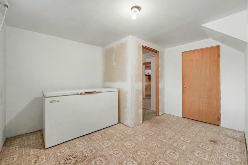 200 Van Horne Crescent Ne, Calgary, AB - Indoor Photo Showing Laundry Room