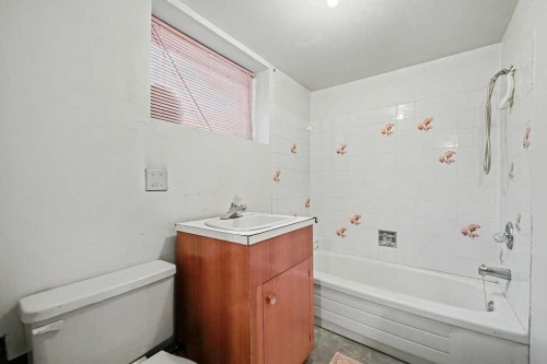 200 Van Horne Crescent Ne, Calgary, AB - Indoor Photo Showing Bathroom