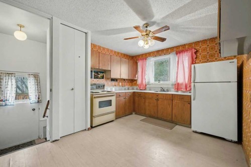 200 Van Horne Crescent Ne, Calgary, AB - Indoor Photo Showing Kitchen