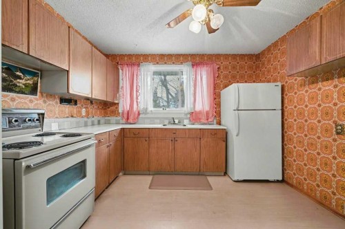 200 Van Horne Crescent Ne, Calgary, AB - Indoor Photo Showing Kitchen