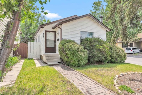 218 Pinemeadow Road Ne, Calgary, AB - Outdoor