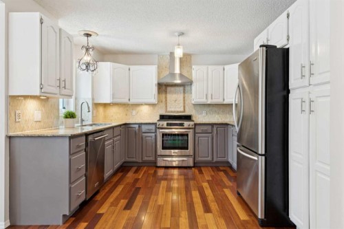 2208 Sirocco Drive Sw, Calgary, AB - Indoor Photo Showing Kitchen With Upgraded Kitchen
