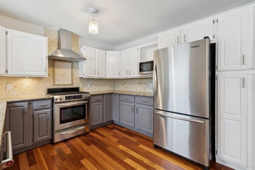 2208 Sirocco Drive Sw, Calgary, AB - Indoor Photo Showing Kitchen