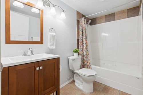 2208 Sirocco Drive Sw, Calgary, AB - Indoor Photo Showing Bathroom