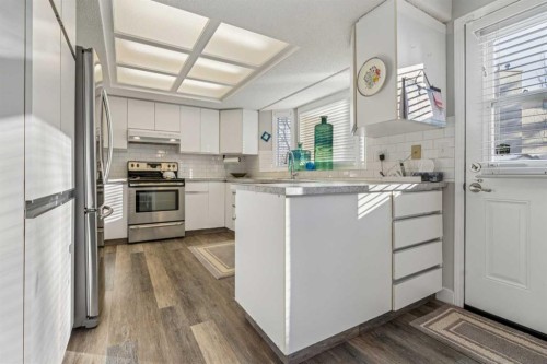 5945 Signal Ridge Heights Sw, Calgary, AB - Indoor Photo Showing Kitchen With Upgraded Kitchen