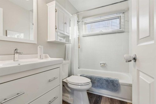 5945 Signal Ridge Heights Sw, Calgary, AB - Indoor Photo Showing Bathroom