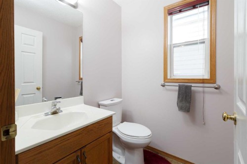 247 Mt Selkirk Close Se, Calgary, AB - Indoor Photo Showing Bathroom