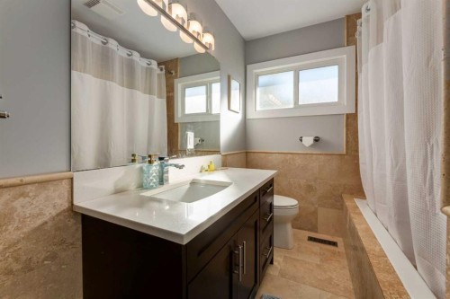 32 Calandar Road Nw, Calgary, AB - Indoor Photo Showing Bathroom
