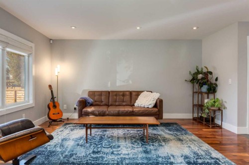 32 Calandar Road Nw, Calgary, AB - Indoor Photo Showing Living Room