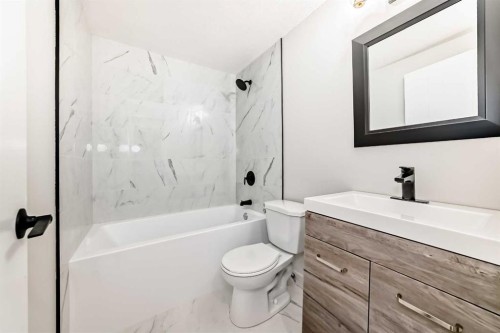 6791 Malvern Road Ne, Calgary, AB - Indoor Photo Showing Bathroom