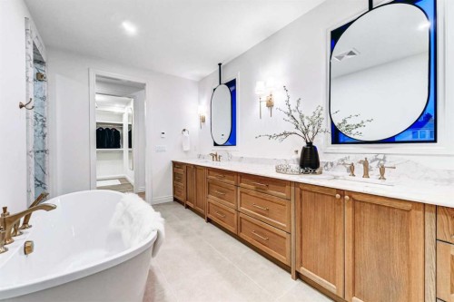 1936 31 Avenue Sw, Calgary, AB - Indoor Photo Showing Bathroom