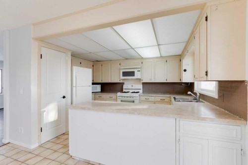 5501 58 Street, Olds, AB - Indoor Photo Showing Kitchen With Double Sink