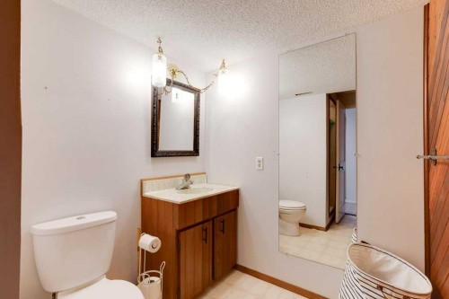 5501 58 Street, Olds, AB - Indoor Photo Showing Bathroom