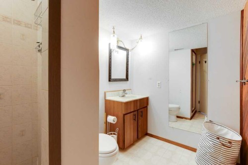 5501 58 Street, Olds, AB - Indoor Photo Showing Bathroom