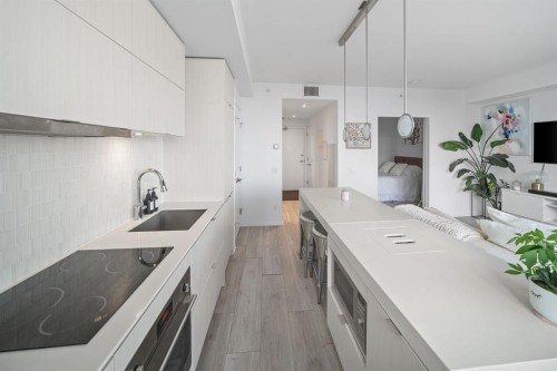 1403-615 6 Avenue Se, Calgary, AB - Indoor Photo Showing Kitchen With Upgraded Kitchen