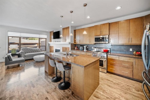 528 31 Street Nw, Calgary, AB - Indoor Photo Showing Kitchen With Stainless Steel Kitchen