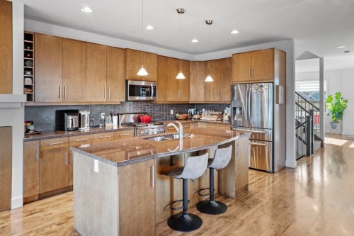 528 31 Street Nw, Calgary, AB - Indoor Photo Showing Kitchen With Stainless Steel Kitchen With Double Sink With Upgraded Kitchen