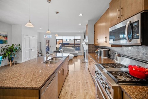 528 31 Street Nw, Calgary, AB - Indoor Photo Showing Kitchen With Double Sink With Upgraded Kitchen